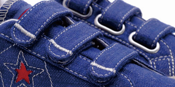 sapato esportivo de cor azul com velcro